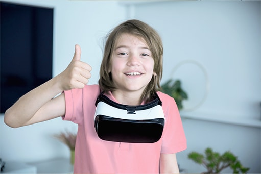 Kind bei digitaler Sporttherapie mit KI-Unterstützung