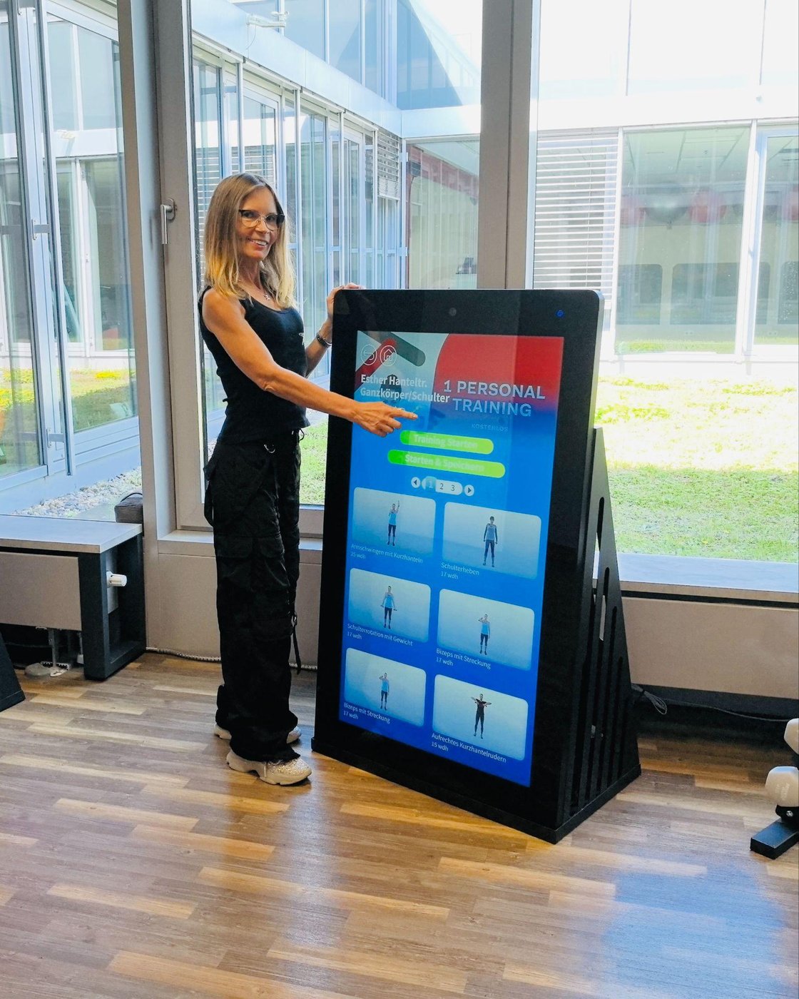 Esther Kocsis an einer Pixformance Station im Gesundheitszentrum esthera