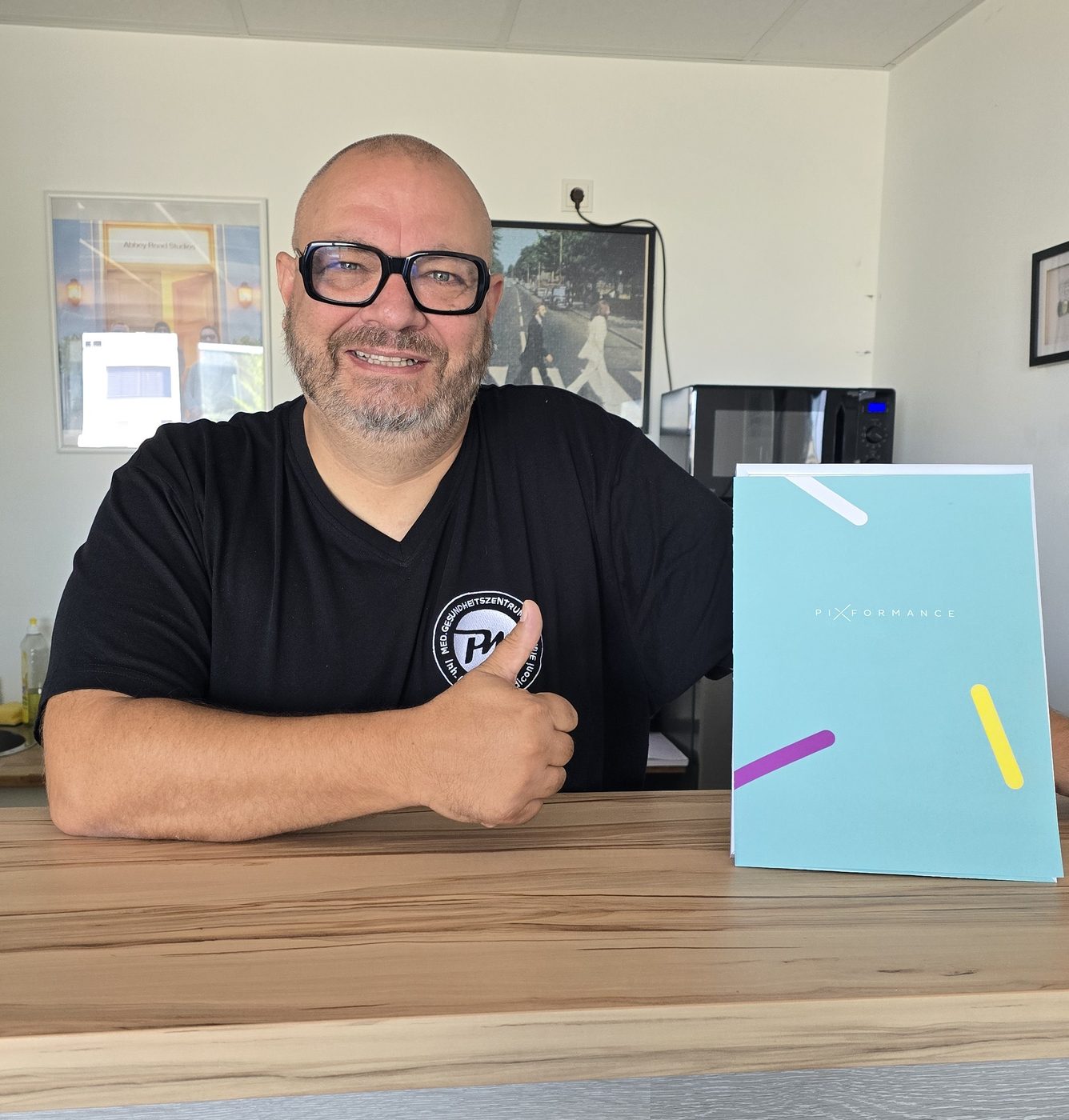 Patrick Mordiconi mit den Pixformance Unterlagen im medizinischen Gesundheitszentrum Bellevue