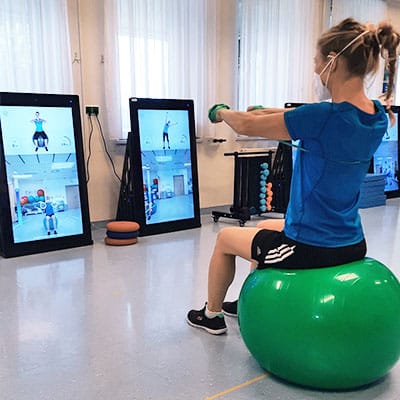 Patient beim Training an der Pixformance Station in Klagenfurt