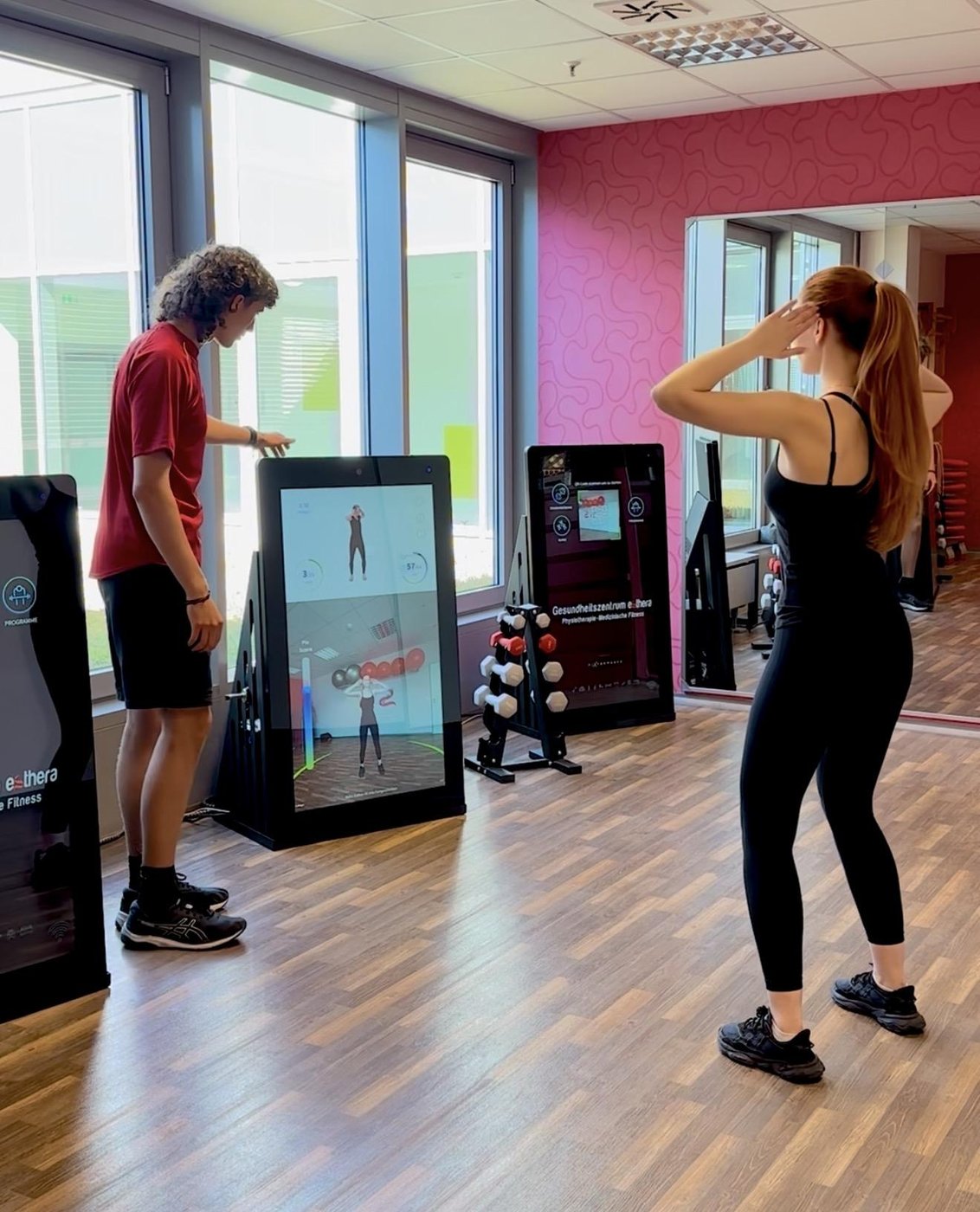 Training mit Echtzeit-Feedback an der Pixformance Station im Gesundheitszentrum esthera