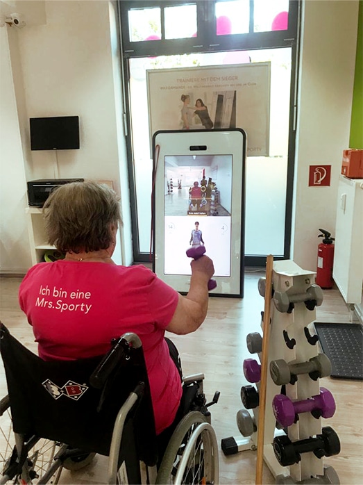 Helga, 84 Jahre, beim Training mit Pixformance im Rollstuhl