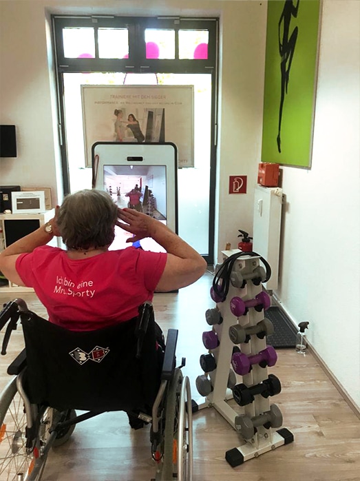 Helga beim Pixformance Training - Krafttraining für Senioren im Sitzen