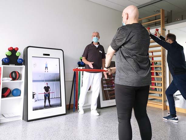Niederrheinklinik-Korschenbroich-Pixformance-Training-Therapiegeraete-1 Patienten beim betreuten Training mit der Pixformance Station 1.0