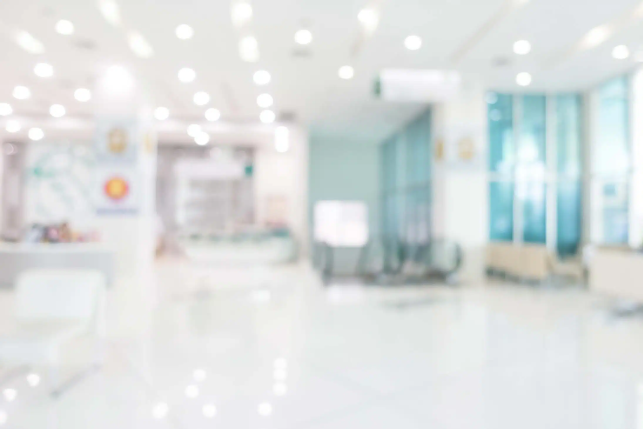 Pixformance-Klinik-Whiteroom-1 Bewegungsaktivierung: Man sieht einen Flur einer Reha-Klinik in unscharfer Darstellung