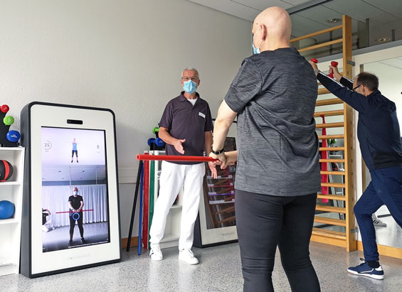 Pixformance-betreutes-Gruppentraining-Rehageraet-Niederrheinklinik Patienten trainieren vom Therapeuten betreut an der Pixformance Station 1.0
