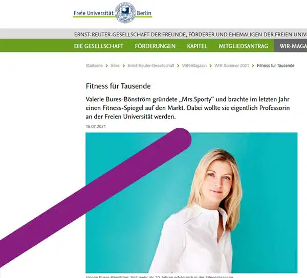 freie-universitaet-berlin-interview-valerie-bures-boenstroem-pixformance-web Cover des Artikels der Freien Universität Berlin mit Valerie Bures-Bönström mit weißer Bluse vor türkisem Hintergrund.