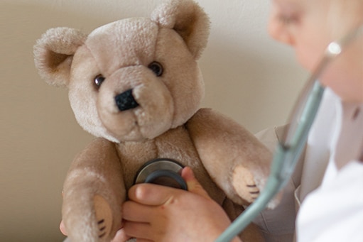 Bewegung bei Krebs: Teddy wird von Kind abgehört