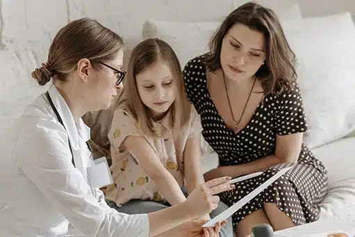 fortee-logo-gross-weiss Bewegung bei Krebs: Arztgespräch mit dem Kind und der Mama