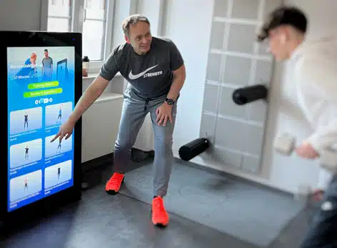 Physiotherapie-Geier-Pixformance-Training-im-Selbstzahlerbereich-Neuburg-an-der-Donau2 Dieter Geier und Patient beim Training an der Pixformance Station
